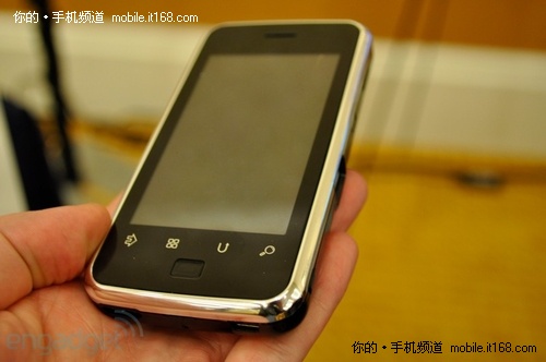 CES2011：惊爆！内置投影仪的安卓手机