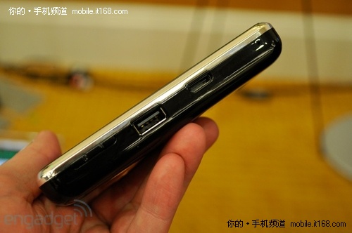 CES2011：惊爆！内置投影仪的安卓手机