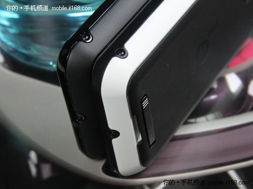 摩托罗拉&ldquo;熊猫版&rdquo;Defy PK 小黑