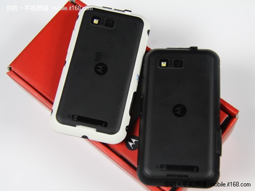 摩托罗拉&ldquo;熊猫版&rdquo;Defy PK 小黑