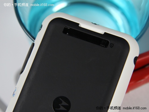 摩托罗拉Defy机身细节+四周接口设计 