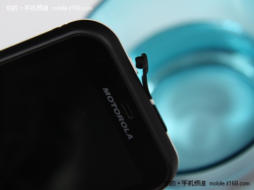摩托罗拉Defy机身细节+四周接口设计 