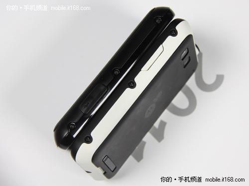 摩托罗拉&ldquo;熊猫版&rdquo;Defy PK 小黑