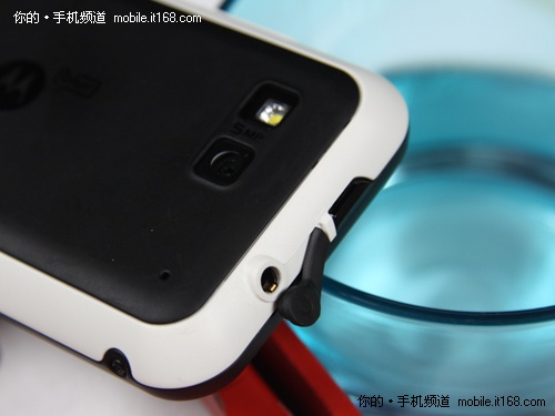 摩托罗拉Defy机身细节+四周接口设计 