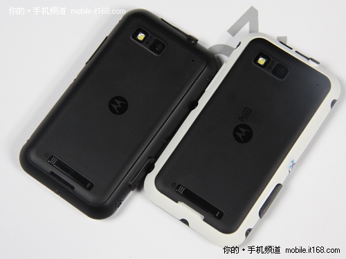 摩托罗拉&ldquo;熊猫版&rdquo;Defy PK 小黑