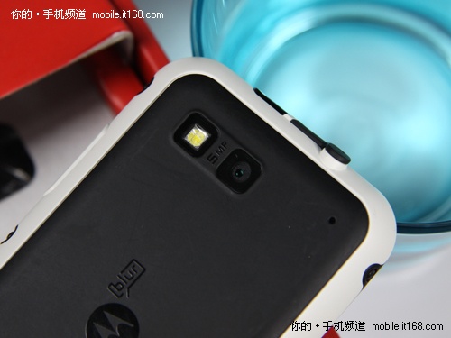 摩托罗拉Defy机身细节+四周接口设计 