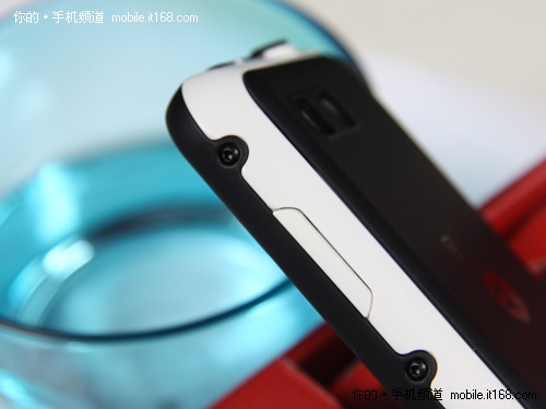 摩托罗拉Defy机身细节+四周接口设计 