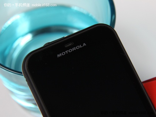 摩托罗拉Defy机身细节+四周接口设计 