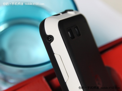 摩托罗拉Defy机身细节+四周接口设计 