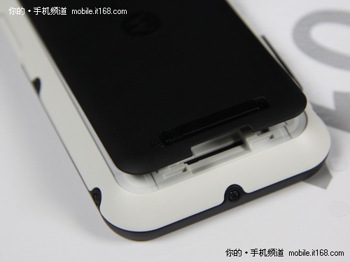 摩托罗拉Defy机身四周接口设计