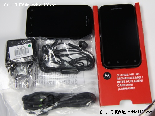 黑白双雄 摩托三防DEFY熊猫版开箱赏析