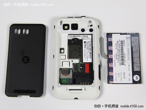 摩托罗拉Defy机身四周接口设计