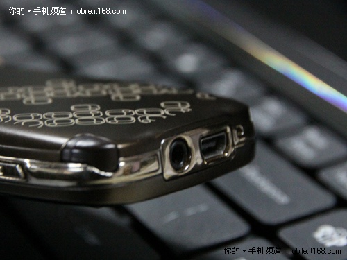 经典直板设计 华为T5211机身接口