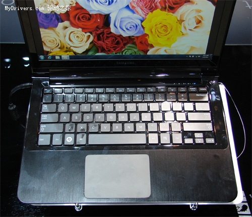 厚度媲美MacBook Air 三星13寸超薄本亮相