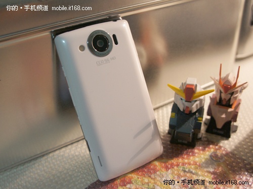 体验裸眼3D魅力 夏普SH8158U机身设计