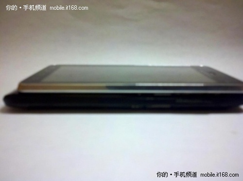 5行全键盘+安卓2.4 摩托Droid3真机谍照