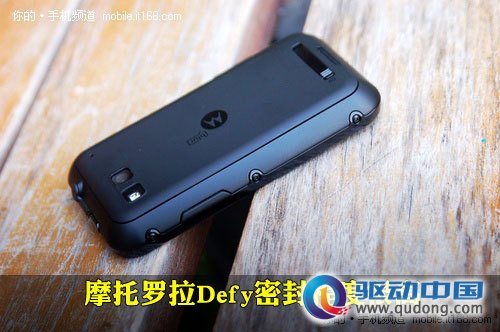 小巧三防手机：摩托罗拉Defy