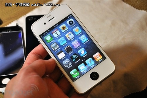 4月底出货 白色iPhone4真机+视频再曝光