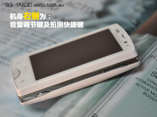机身顶部小改款 索爱SK15i机身接口设计