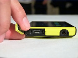 KDDI IS12T携WP7.5登场 世界第一款芒果手机试玩