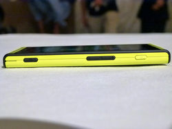 KDDI IS12T携WP7.5登场 世界第一款芒果手机试玩