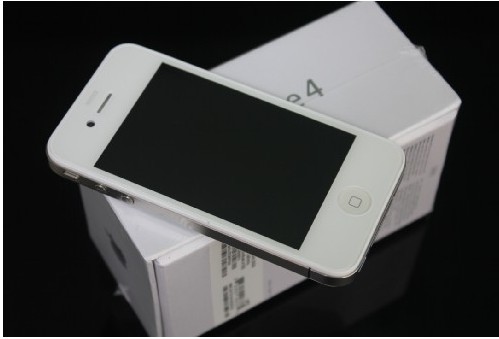 记者在深圳数码广场了解到，iPhone4正上演着一场“降价潮”。目前，黑、白两个版本的iPhone4价格较6月初分别降了700元与600元。