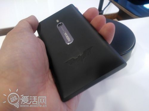 撸妹爱上蝙蝠侠 Lumia 800黑暗骑士限量版伦敦亮相