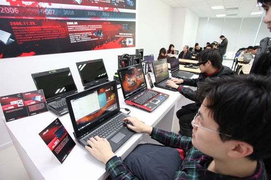摘掉眼镜看3D华硕玩家国度笔记本拉开裸视3D大幕