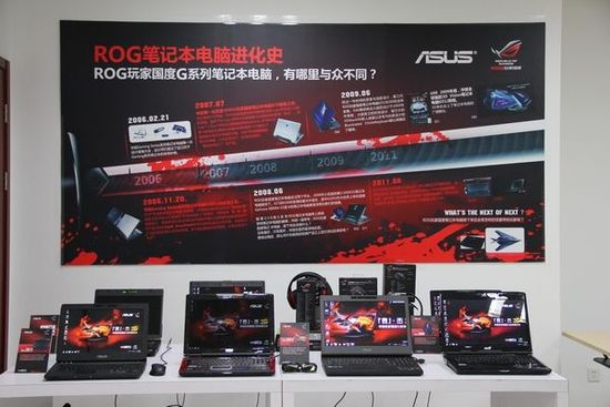 摘掉眼镜看3D华硕玩家国度笔记本拉开裸视3D大幕