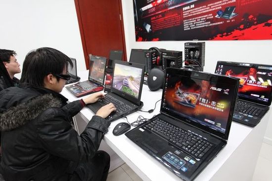 摘掉眼镜看3D华硕玩家国度笔记本拉开裸视3D大幕