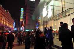黄牛霸占店门 国行iPhone 4S发售现场深夜直击