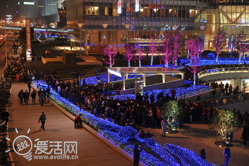 黄牛霸占店门 国行iPhone 4S发售现场深夜直击