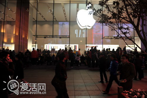 黄牛霸占店门 国行iPhone 4S发售现场深夜直击
