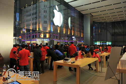 黄牛霸占店门 国行iPhone 4S发售现场深夜直击