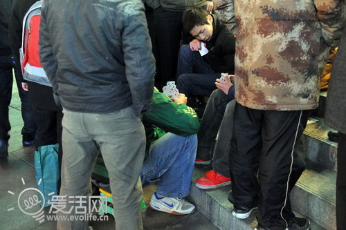 黄牛霸占店门 国行iPhone 4S发售现场深夜直击