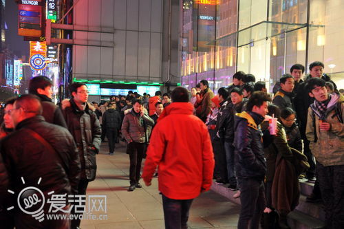 黄牛霸占店门 国行iPhone 4S发售现场深夜直击
