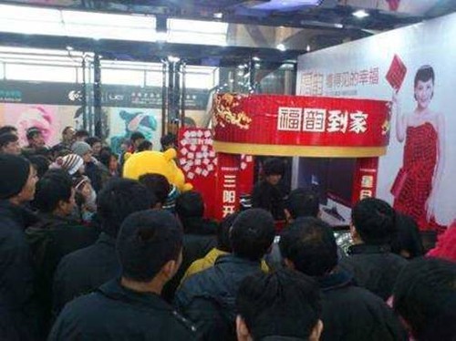 卖场惊现红火中国风！三星福韵显示器现场送礼 