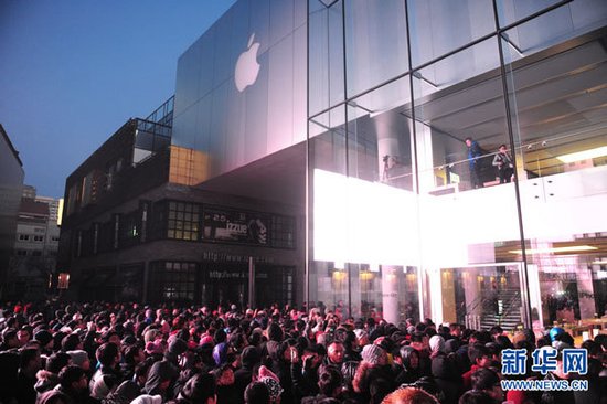 资料图片：2012年1月13日，清晨6点钟在北京三里屯苹果专卖店前已经聚集上千购买者。原本定于今日7点开始发售的行货iPhone 4S却迟迟不见踪影，最后被现场工作人员一句轻描淡写的“今日不发售”来结束，让众多彻夜排队的用户们感到心寒。新华网 李欣 摄