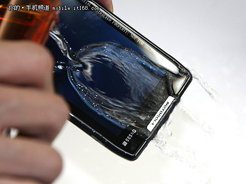 iPhone5也三防?视频演示手机防水黑科技