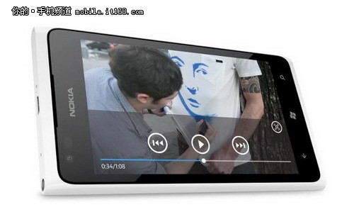 诺基亚Lumia900白色版亮相 或四月问世