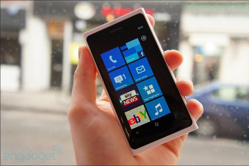 白色解锁版诺基亚Lumia 800开始接受约定 售价429.95英镑 