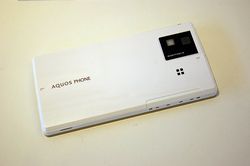 掉进马桶都不怕 DoCoMo推世界最薄防水平板和手机
