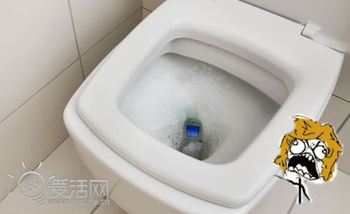 掉进马桶也不怕 DoCoMo推防水平板和手机