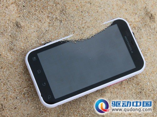 图为 摩托罗拉Defy+