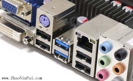 主板上的USB 3.0接口（蓝色的两个就是，黑色的是USB 2.0的）