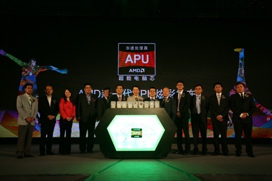 中间：AMD全球高级副总裁、AMD大中华区总裁 邓元鋆