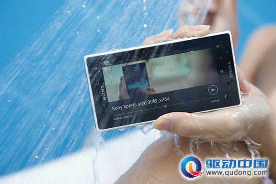 索尼推超强防水手机Xperia acro S 1公尺水下正