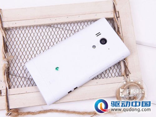 LT26W:3999元：充电器；耳机；底座。青年 