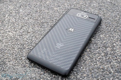 摩托罗拉Razr i实测：第一台真正的英特尔智能手机？