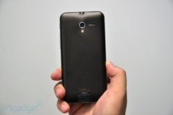 华硕公布大口径炮弹PadFone 2 上手体验与前代对比